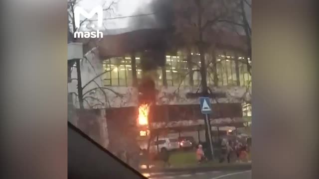 В Москве загорелся спорткомплекс «Атлант-Косино»