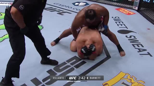 Эффектная вертушка в голову на турнире UFC 268
