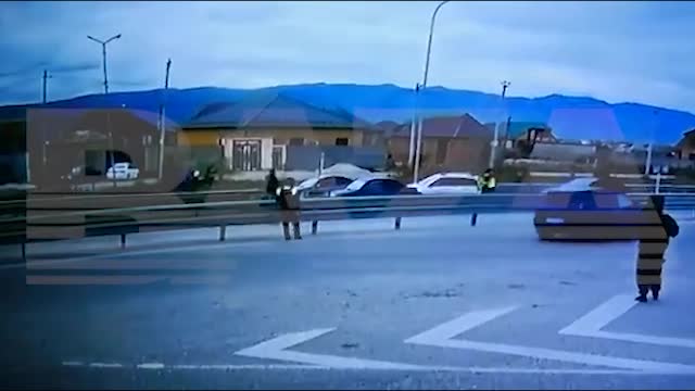 Видео прорыва машины Усмана Нурмагомедова в аэропорт Каспийска