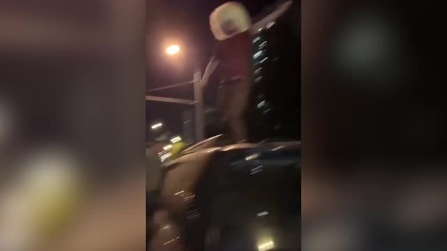 Боец ММА Асхаб Магомедов танцует на крыше авто