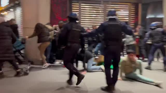 Столкновение алжирских болельщиков с полицией в Париже