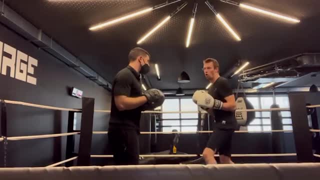 Даниил Квят показал боксёрскую тренировку