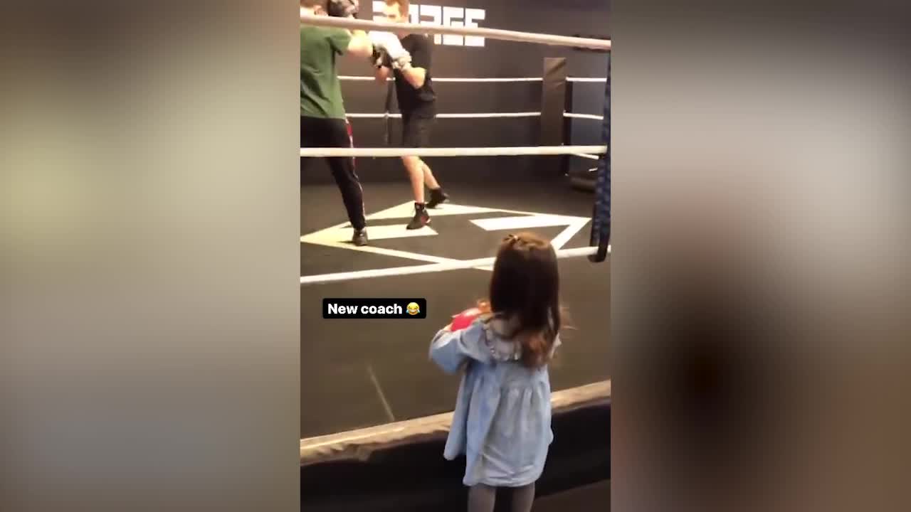 Дочка поддержала Квята на боксёрской тренировке