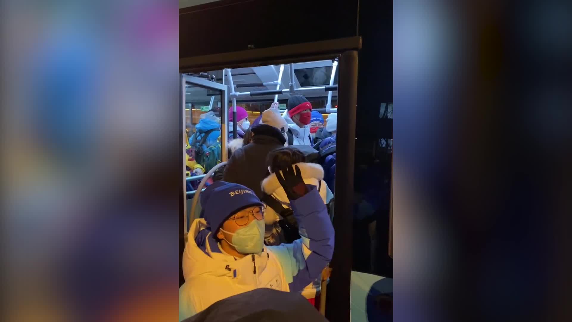 Губерниев возмутился нарушению социальной дистанции в автобусах