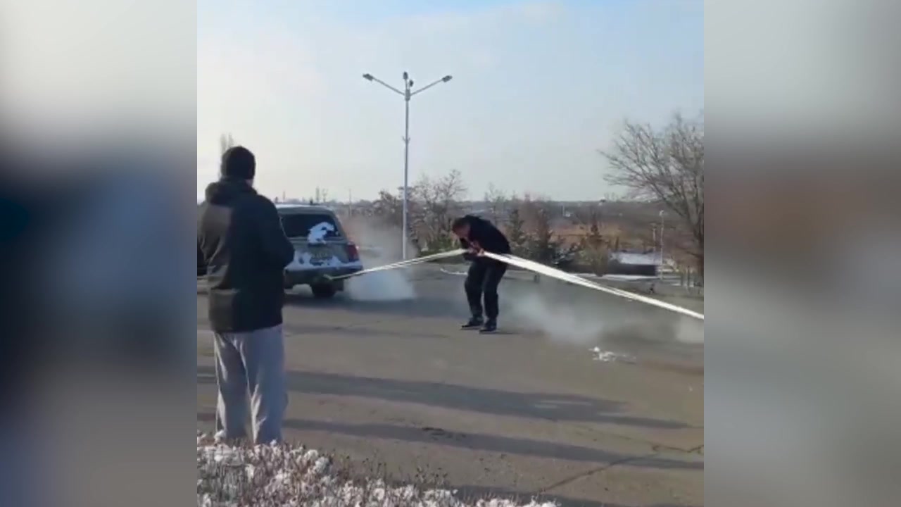 Боксёр Кудряшов удержал канатом сразу две газующих машины