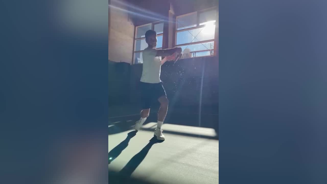 Федерер тренируется после операции на колене