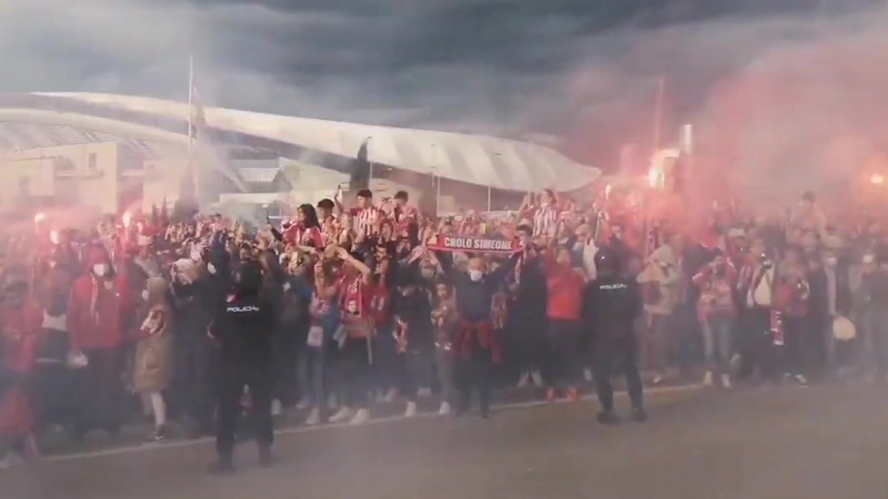 Фанаты «Атлетико» встречают команду перед игрой с «Ман Сити»