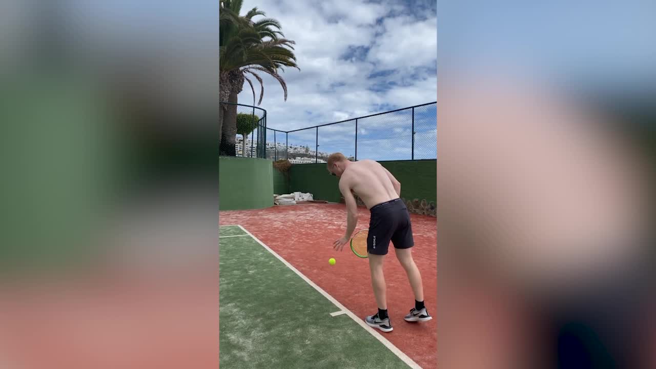 Йоханнес Бё играет с женой в теннис