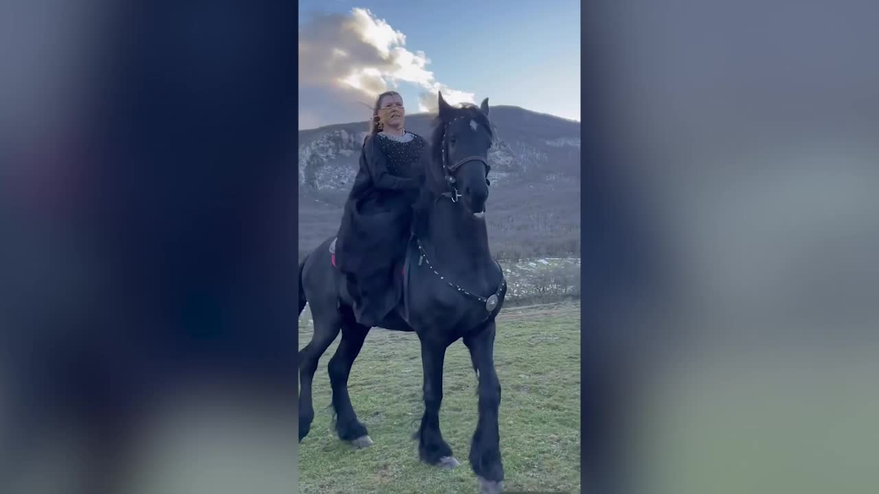 Мохнаткина в необычном образе катается на лошади