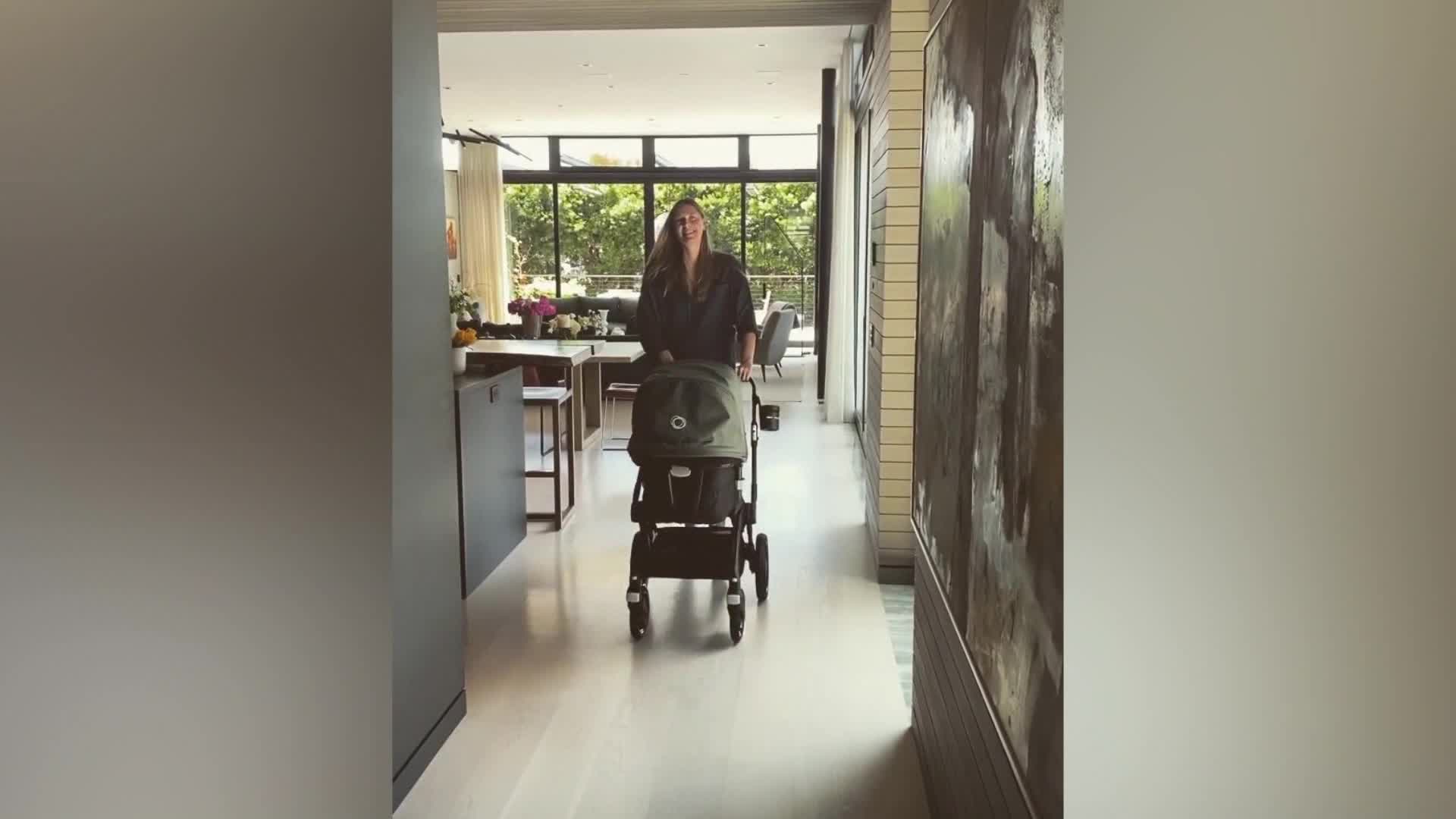 Беременная Мария Шарапова тестирует коляску