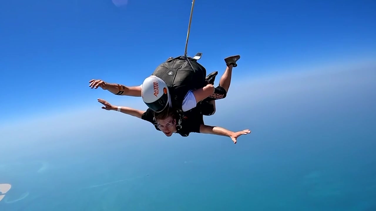Марк Кондратюк прыгнул с парашютом в Дубае