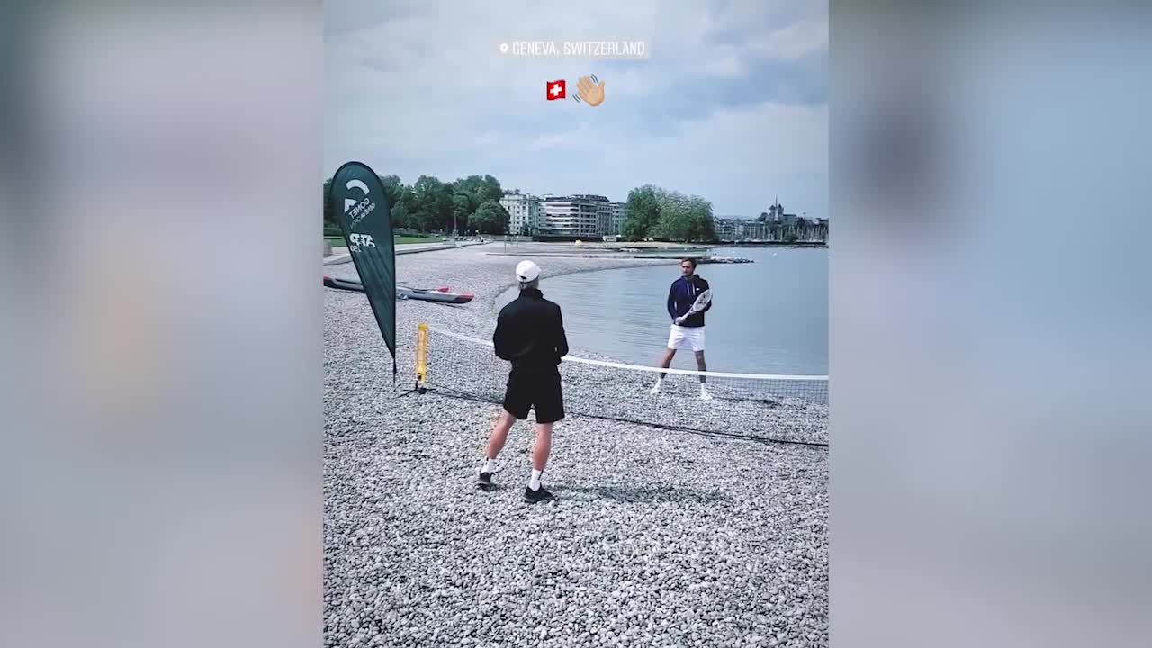 Даниил Медведев и Денис Шаповалов тренируются на пляже в Женеве