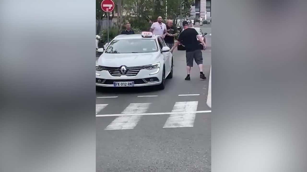 Пьяный Тайсон Фьюри во Франции пинает машину такси