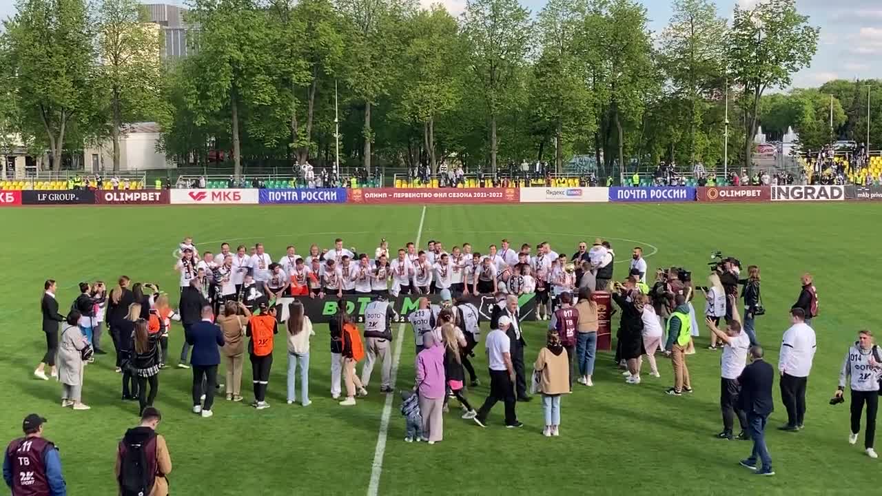 Футболистам «Торпедо» вручают кубок победителей ФНЛ