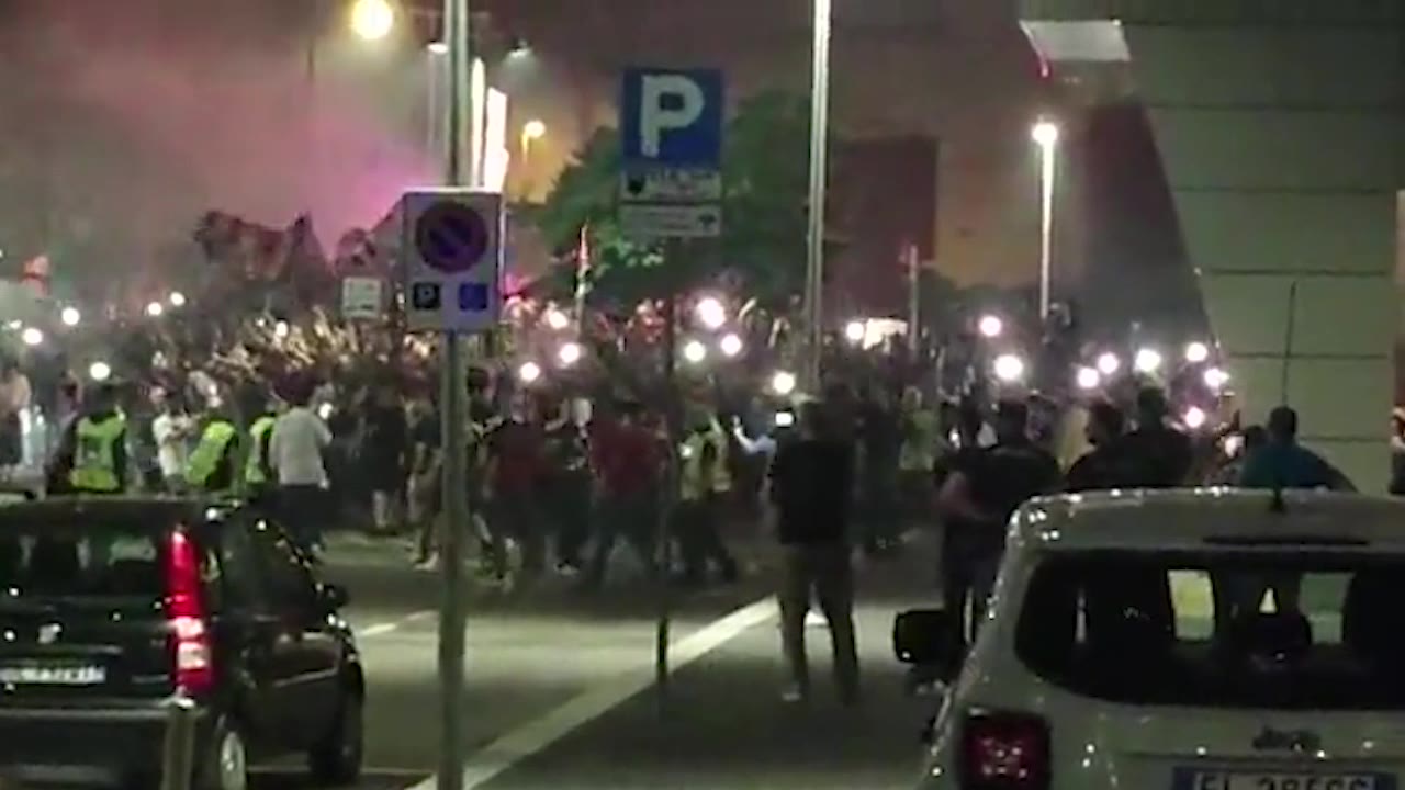 Фанаты «Милана» празднуют чемпионство на улицах города