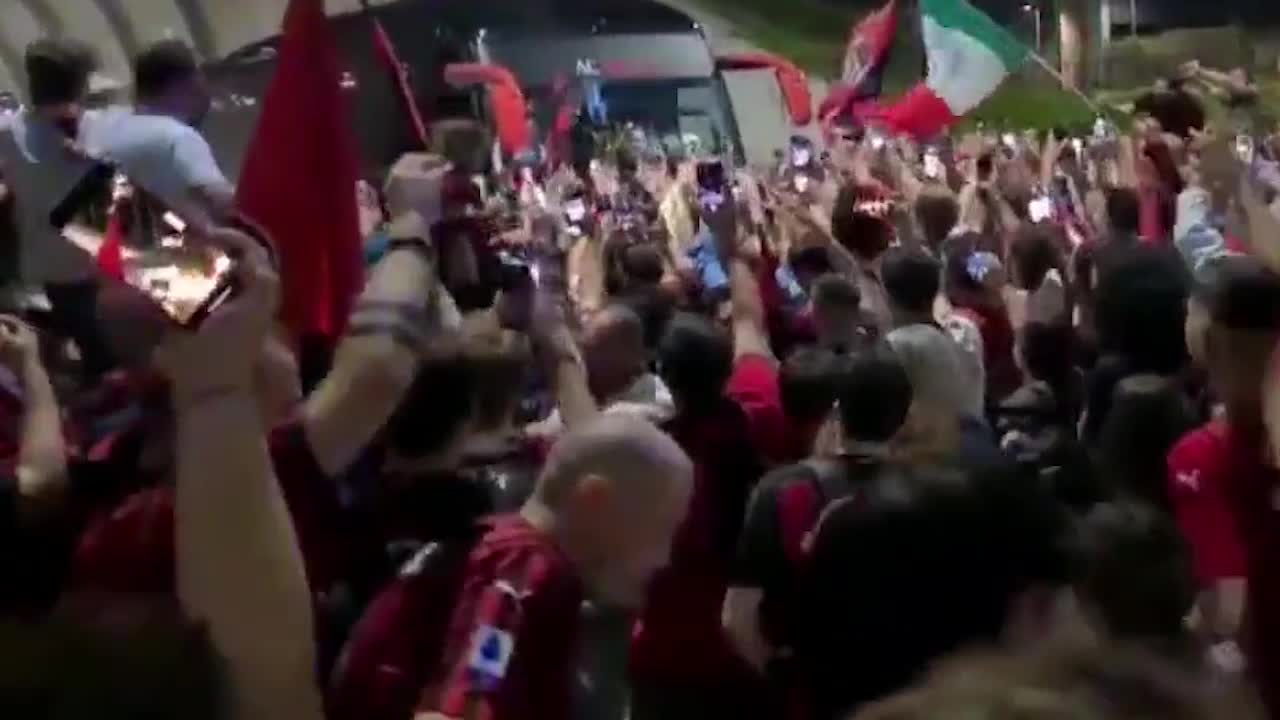 Фанаты «Милана» не дают проехать автобусу команды