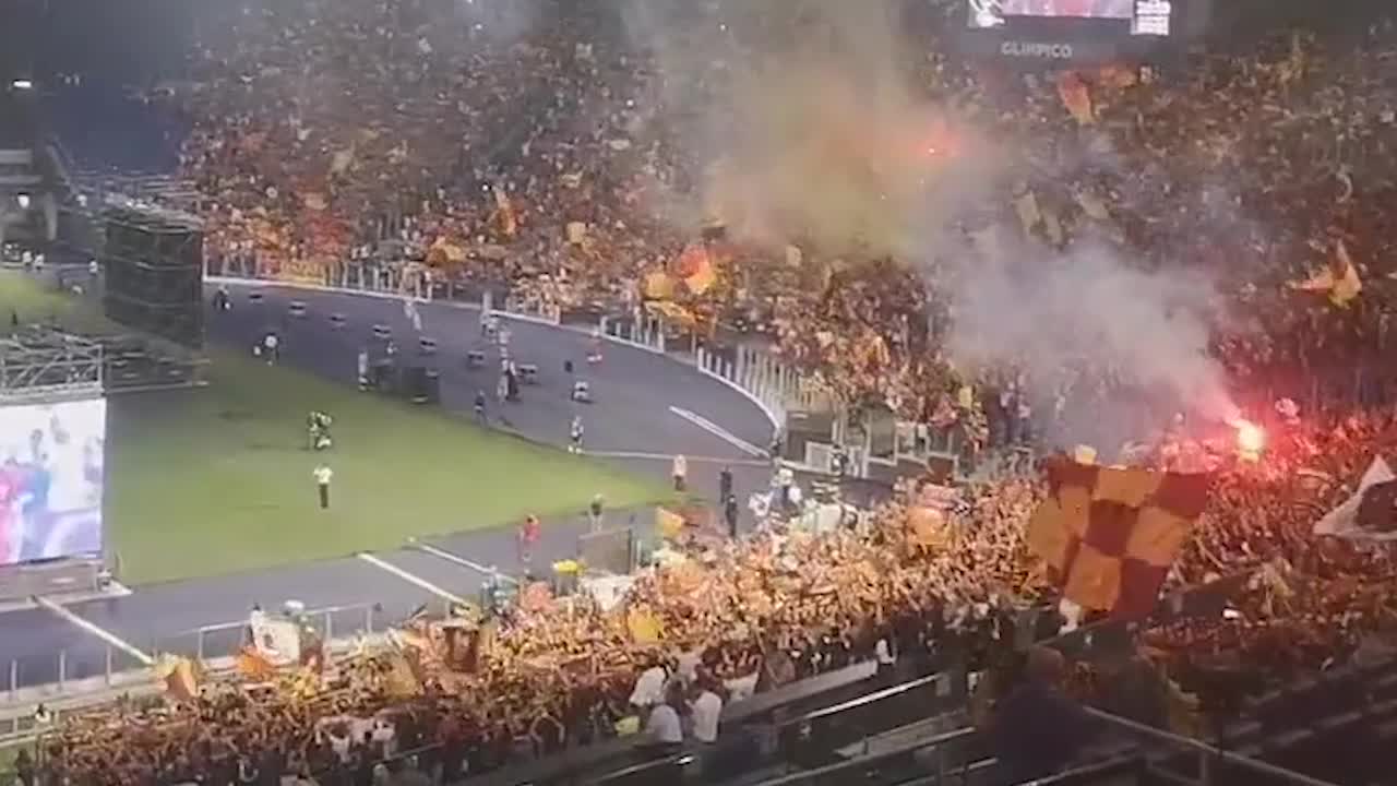Фанаты «Ромы» смотрят финал Лиги конференций на домашней арене