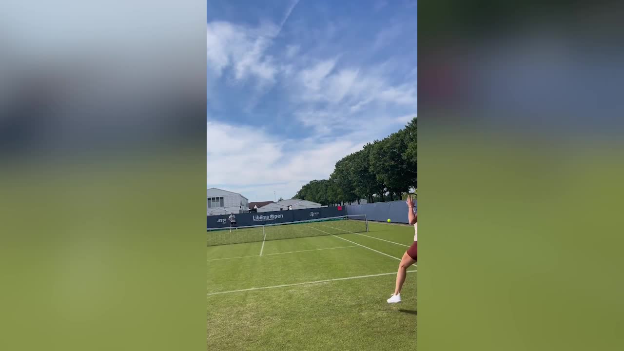Соболенко тренируется с Хачановым на траве