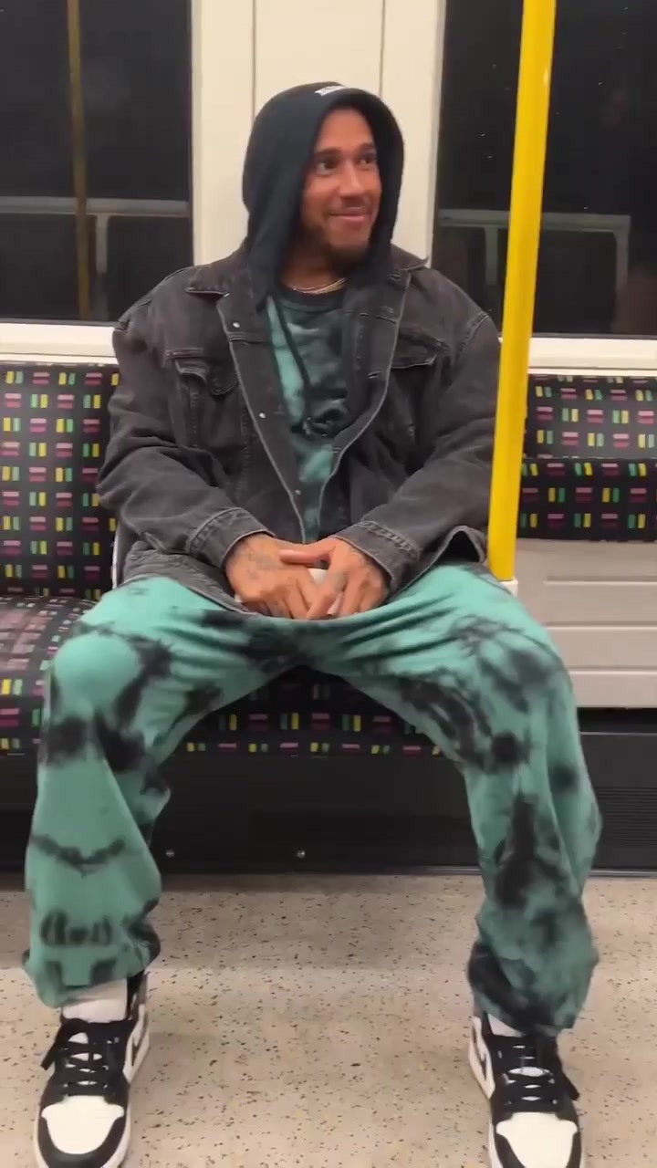 Льюис Хэмилтон показал, как гулял в лондонском метро с друзьями