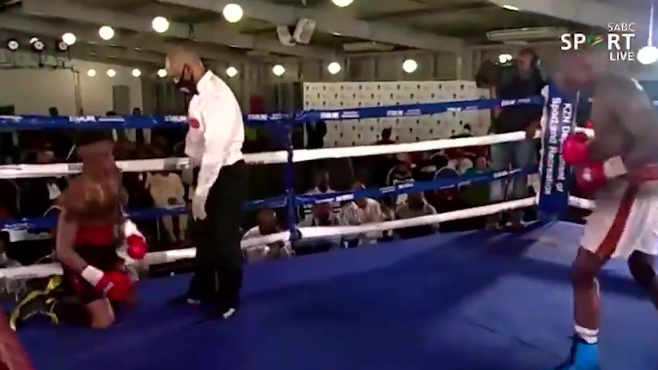 Африканский боксёр подрался с невидимым соперником во время боя