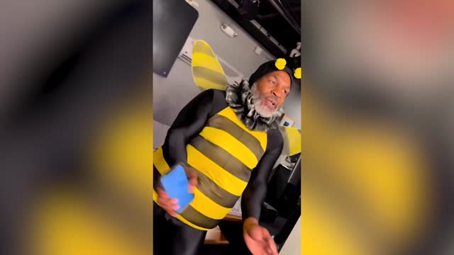 Майк Тайсон спел и станцевал в костюме пчелы