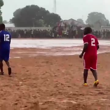 Мане играет в футбол с друзьями в сенегальской деревне