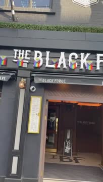 Макгрегор показал свой бар, украшенный в цветах ЛГБТ