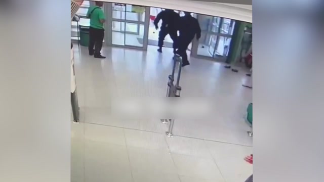 Боец ММА украл 9 банок кофе из супермаркета и избил охранника