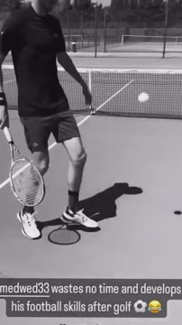Даниил Медведев чеканит теннисный мяч