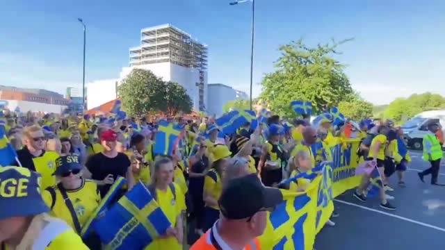 Шведские фанаты поддерживают сборную на женском Евро