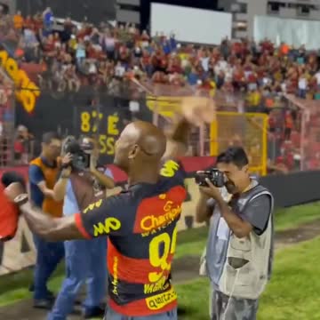 Вагнер Лава приветствуют фанаты «Спорт Ресифи»