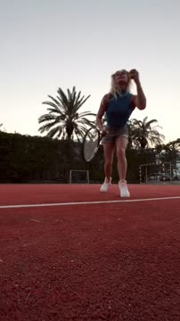 Гимнастка Мельникова впервые пробует играть в теннис
