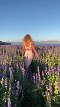 Юлия Ефимова кружится в платье в поле с цветами