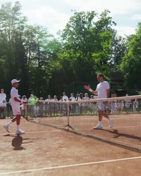 Федерер исполнил мечту юного фаната, сыграв с ним в теннис
