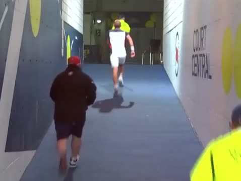 Охранник пытается догнать бегущего в туалет теннисиста