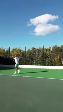 Роджер Федерер тренируется на теннисном корте