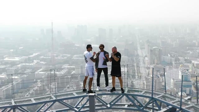 Шлеменко и Илич провели дуэль взглядов на крыше небоскрёба
