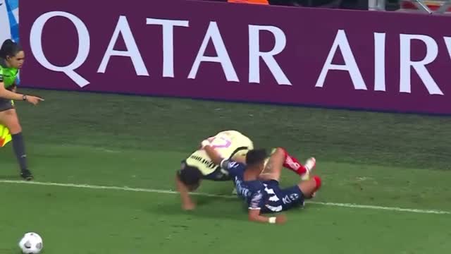 Аргентинский футболист лёжа пробросил мяч между ног сопернику