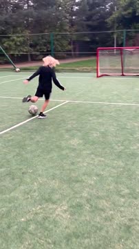 Девятилетний Саша Плющенко показал футбольный финт