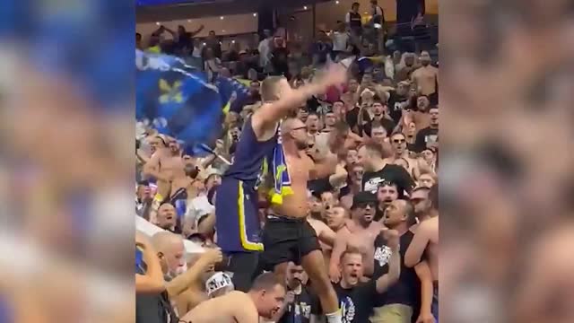 Боснийские баскетболисты поют с болельщиками
