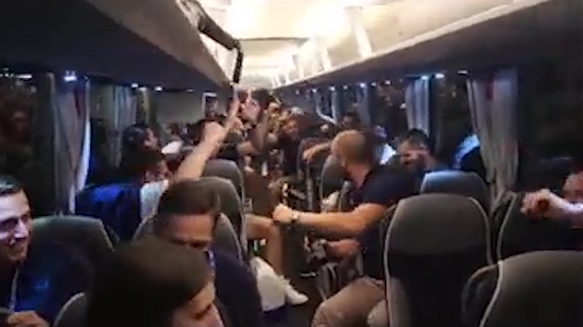 Словенские баскетболисты поют в автобусе