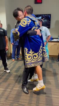 Головкин обнял певца, исполнившего под фанеру гимн Казахстана