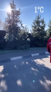 Александр Большунов катает дочку в коляске