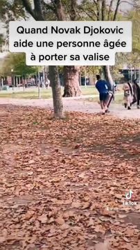 Джокович помог пожилой женщине перенести чемодан в парке Парижа