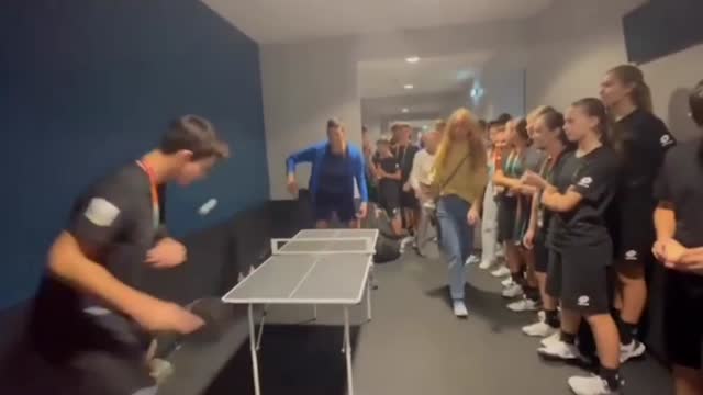 Новак Джокович играет в пинг-понг
