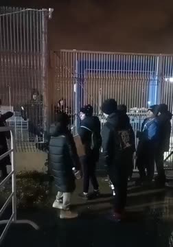 Игроки «Рубина» перелезают через забор стадиона после матча