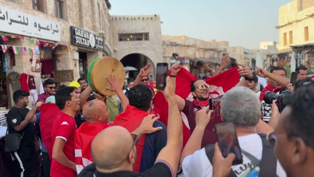 Болельщики сборной Туниса отжигают а центре Дохи