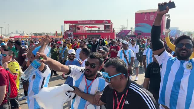 Болельщики сборной Аргентины из Индии празднуют гол