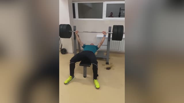 Александр Большунов лёжа жмёт 110 кг