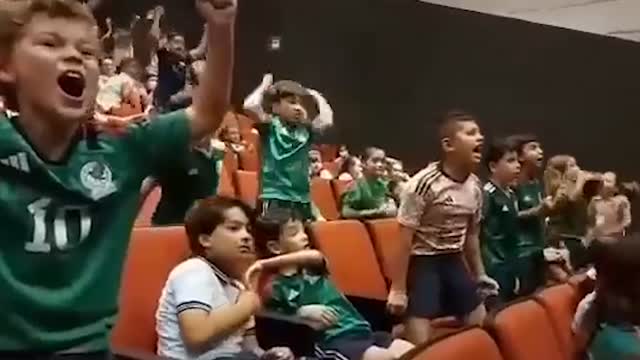 Мексиканские школьники смотрят матч своей сборной на ЧМ-2022